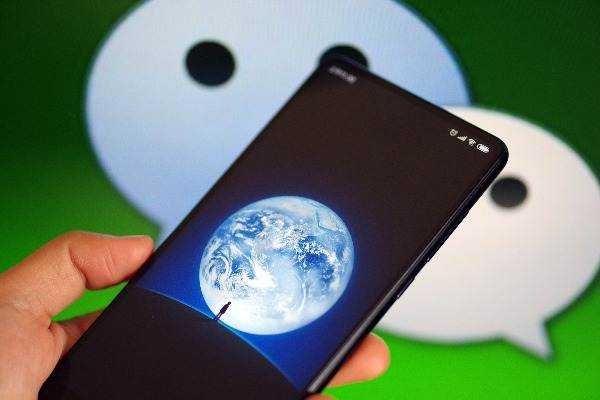 我男朋友也即将是老公，在快手上面主动私聊问人家美女微信?我想知道他心里是怎么想的？